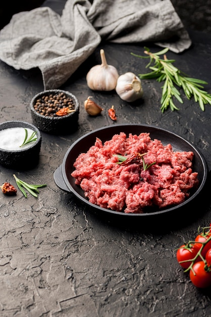 Foto grátis alto ângulo de carne no prato com tomates e ervas