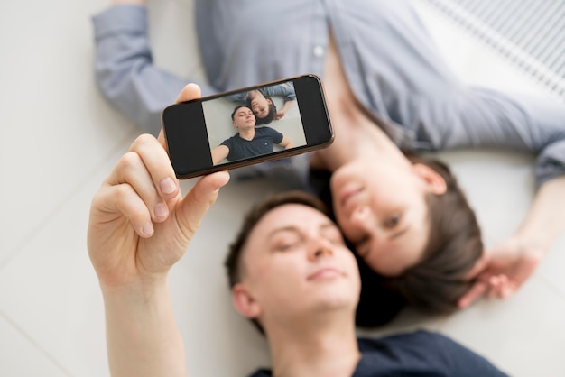 Foto grátis alto ângulo de casal adorável em casa