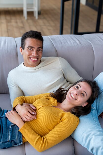 Alto ângulo de casal relaxando