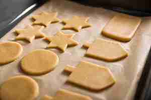 Foto grátis alto ângulo de confecção de biscoitos para hanukkah