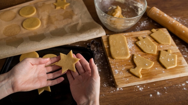 Alto ângulo de confecção de biscoitos para Hanukkah