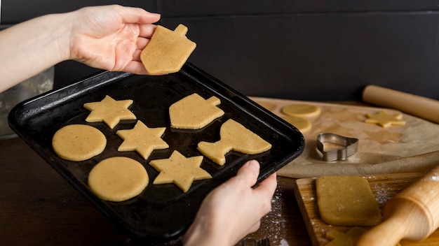 Alto ângulo de confecção de biscoitos para Hanukkah