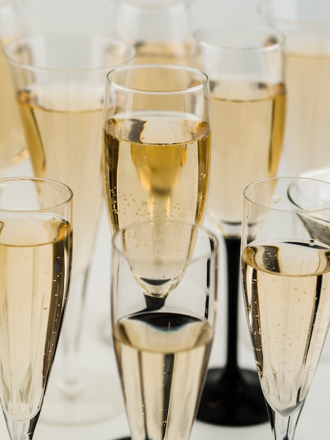 Alto ângulo de copos de champanhe transparentes cheios