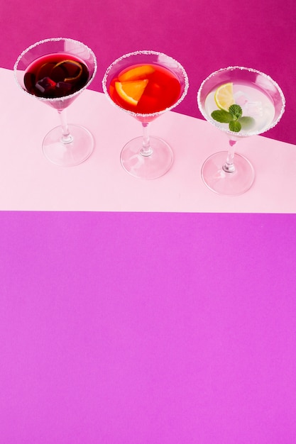 Foto grátis alto ângulo de copos de coquetel com espaço de cópia