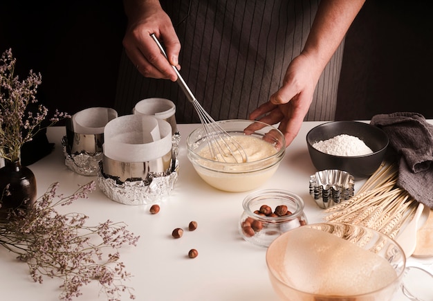 Alto ângulo de cozinheiro mexendo a mistura na tigela