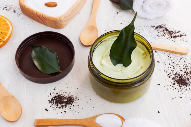 Foto grátis alto ângulo de creme de manteiga corporal na mesa de madeira