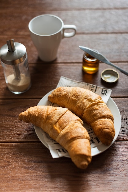 Alto ângulo de croissants em um prato