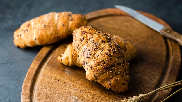 Alto ângulo de croissants no helicóptero