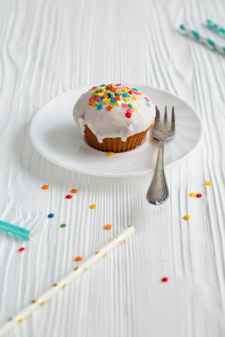 Foto grátis alto, ângulo, de, cupcake vitrificado