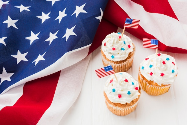 Alto ângulo de cupcakes com bandeiras americanas