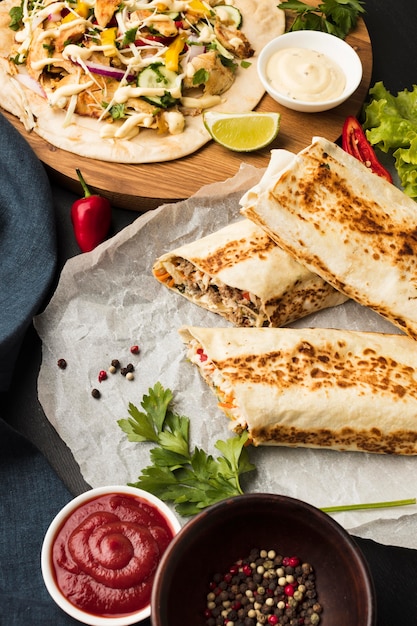 Foto grátis alto ângulo de delicioso kebab com ketchup