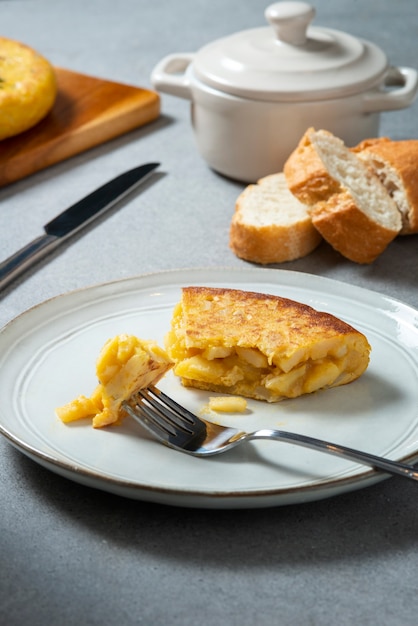 Foto grátis alto ângulo de delicioso prato de tortilha espanhola