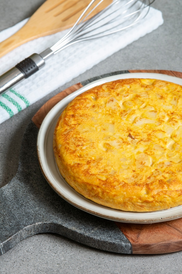 Foto grátis alto ângulo de delicioso prato de tortilha espanhola