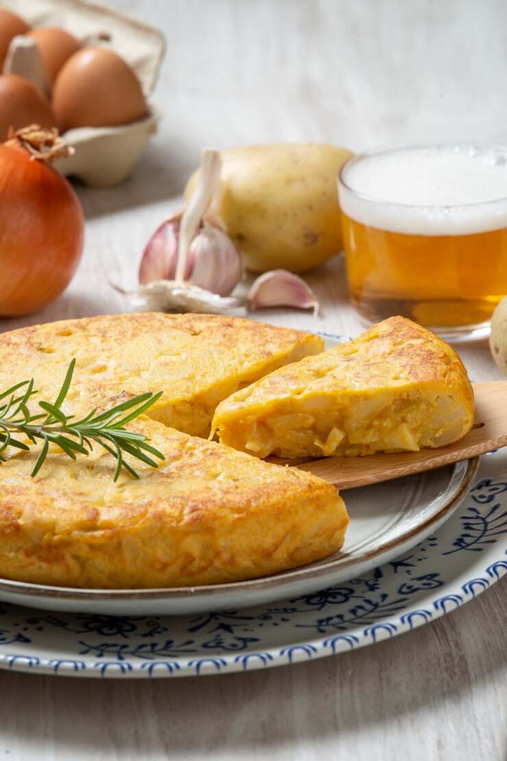 Foto grátis alto ângulo de delicioso prato de tortilha espanhola