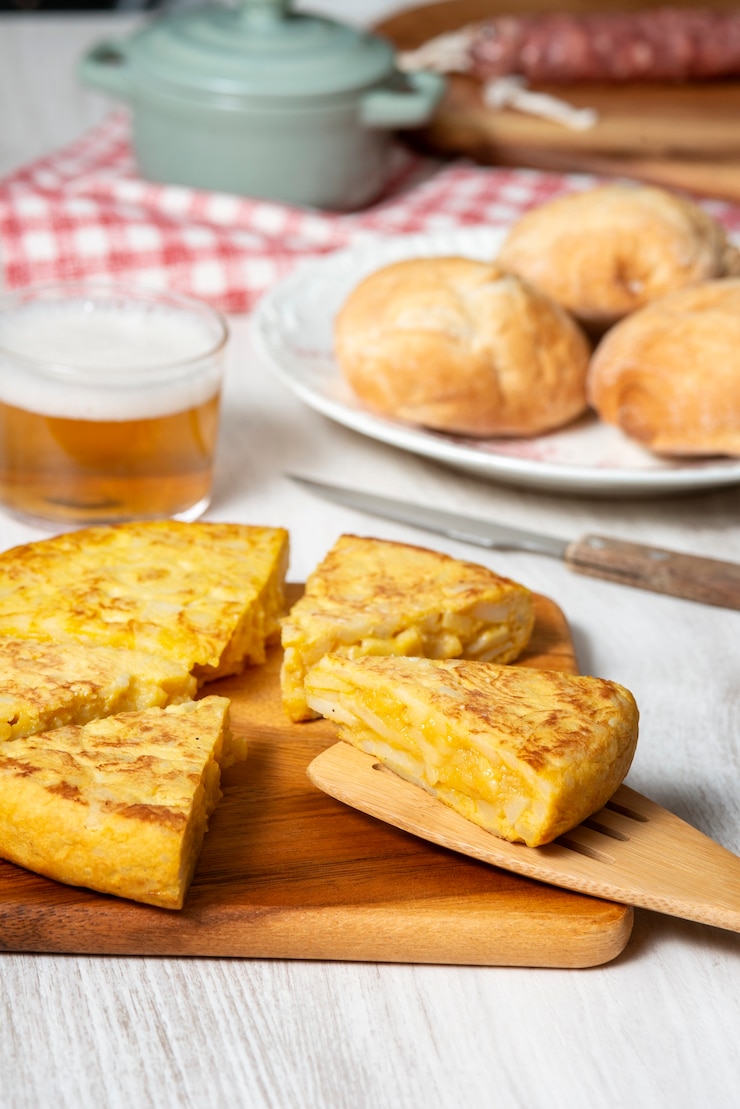 Foto grátis alto ângulo de delicioso prato de tortilha espanhola