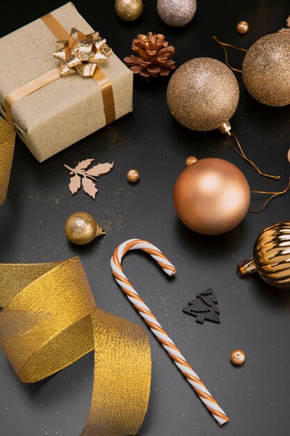 Alto ângulo de enfeites de natal dourados e decorações com fita