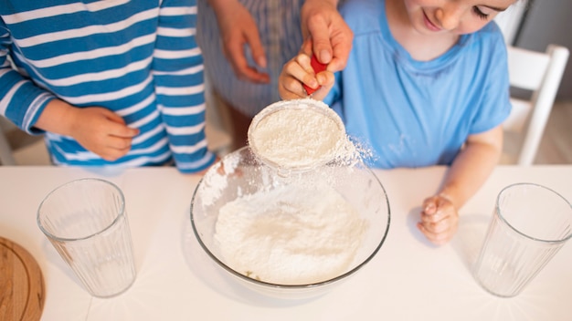 Alto ângulo de família cozinhando em casa