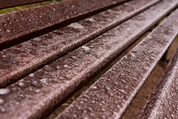 Alto ângulo de gotas de água no banco