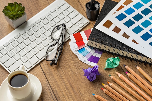 Foto grátis alto ângulo de itens para redecorar a casa com paleta de cores