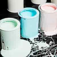 Foto grátis alto ângulo de latas de tinta colorida com excesso de derramamento