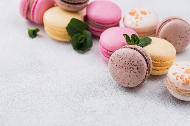 Alto ângulo de macarons com hortelã