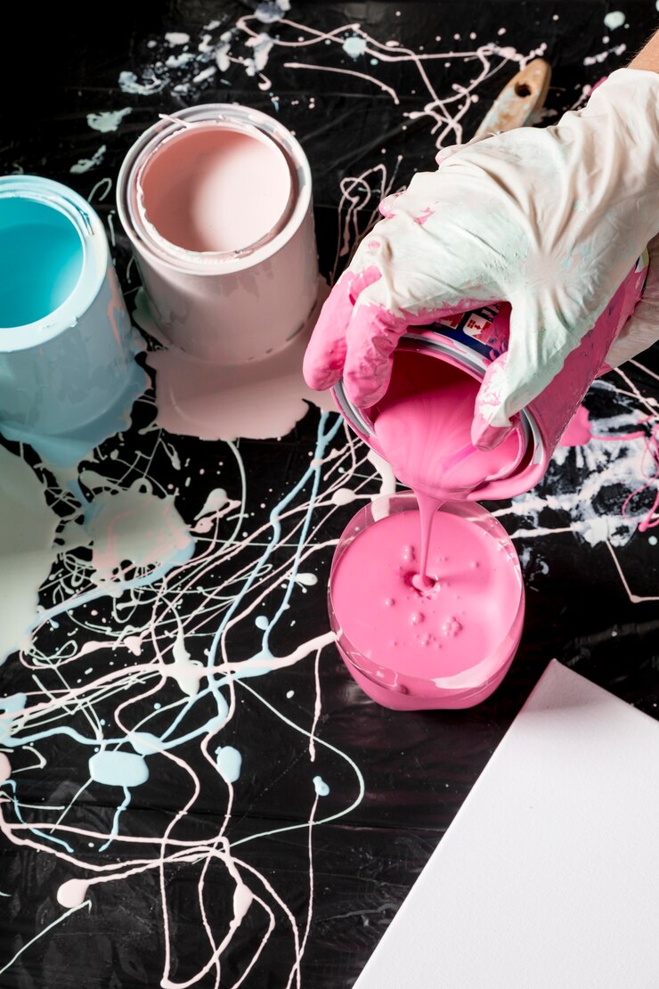Foto grátis alto ângulo de mão com luva usando tinta de latas
