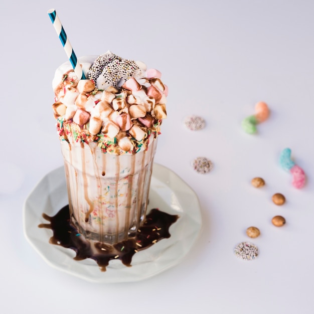 Alto ângulo de milk-shake com marshmallow e cobertura de chotolate