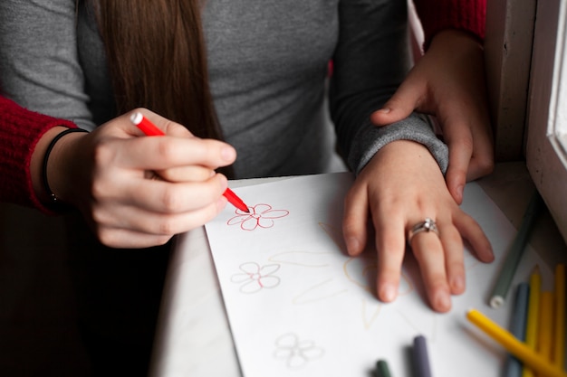 Foto grátis alto ângulo de mulher e menina com desenho de síndrome de down