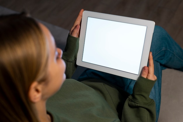 Alto ângulo de mulher olhando em seu tablet