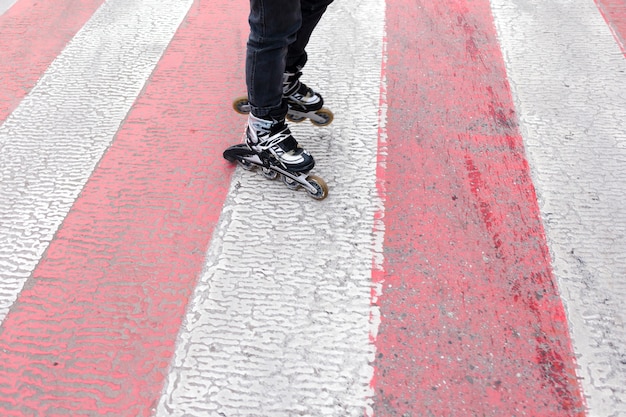 Alto ângulo de patins na faixa de pedestres