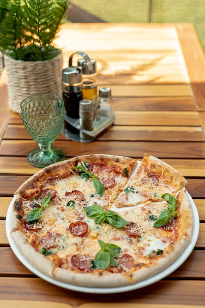 Foto grátis alto ângulo de pizza deliciosa na mesa de madeira