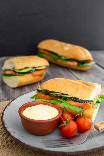 Alto ângulo de sanduíches com tomate e maionese