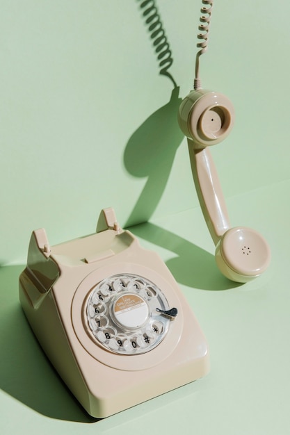 Alto ângulo de telefone vintage com receptor