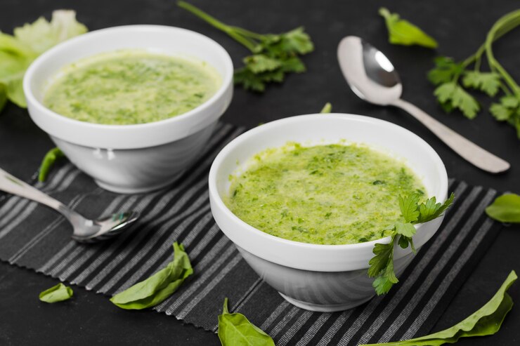Foto grátis alto ângulo de tigelas com salsa