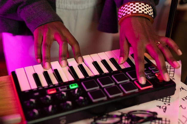 Foto grátis alto ângulo de um teclado em um evento musical local