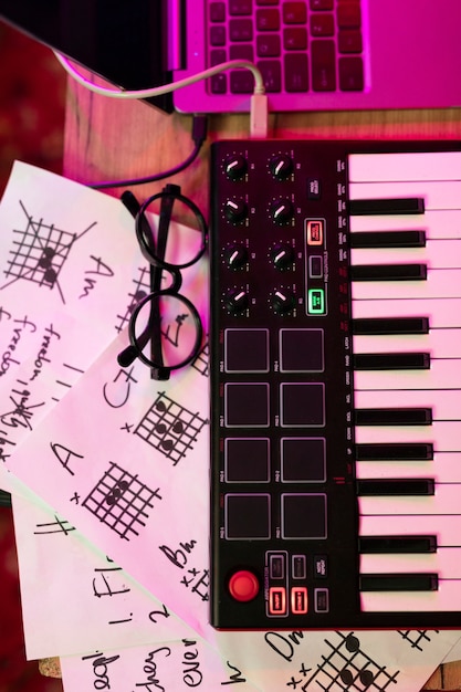 Foto grátis alto ângulo de um teclado em um evento musical local