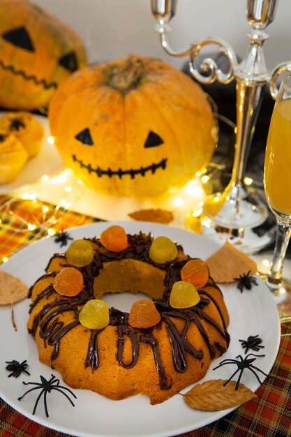 Alto ângulo do conceito de arranjo alimentar de halloween