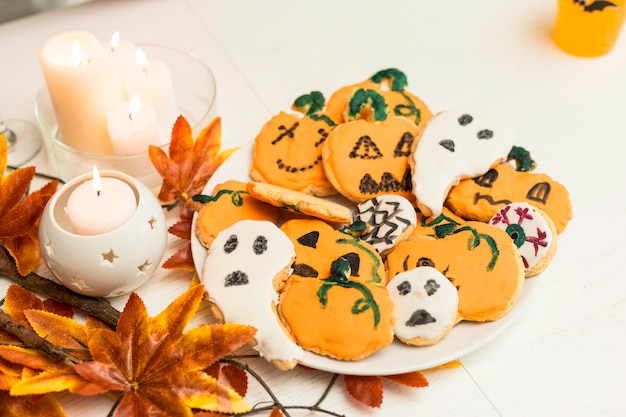 Alto ângulo do conceito de biscoitos de halloween