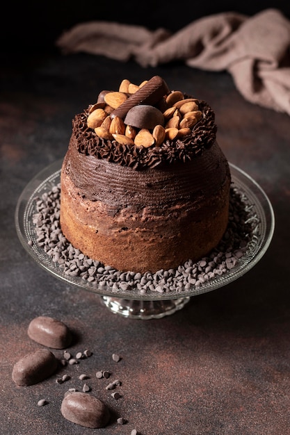 Foto grátis alto ângulo do conceito de bolo de chocolate delicioso