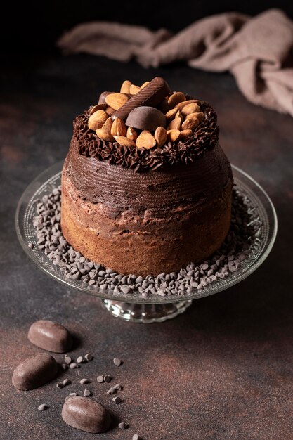 Alto ângulo do conceito de bolo de chocolate delicioso