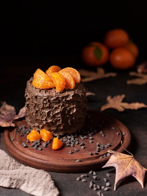 Alto ângulo do conceito de bolo de chocolate delicioso