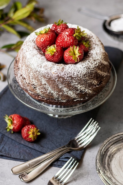 Foto grátis alto ângulo do conceito de bolo de chocolate delicioso