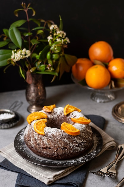 Foto grátis alto ângulo do conceito de bolo de chocolate delicioso