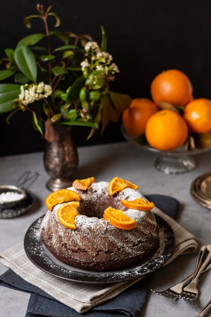 Alto ângulo do conceito de bolo de chocolate delicioso