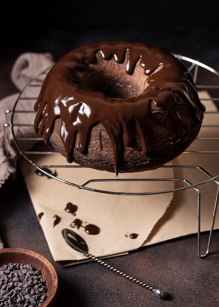 Alto ângulo do conceito de bolo de chocolate delicioso