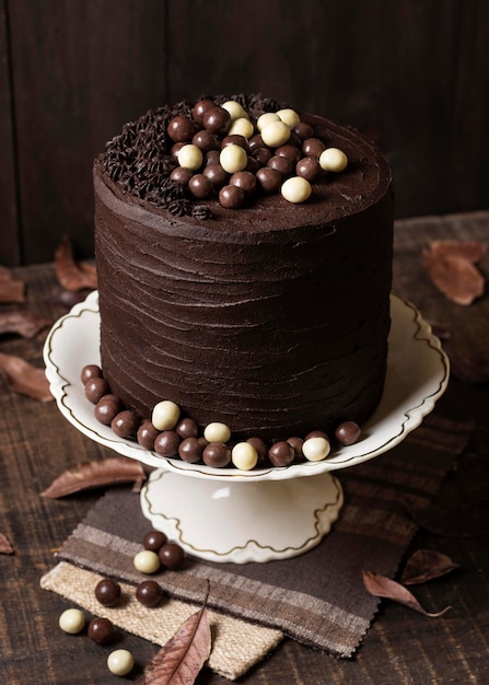 Foto grátis alto ângulo do conceito de bolo de chocolate delicioso