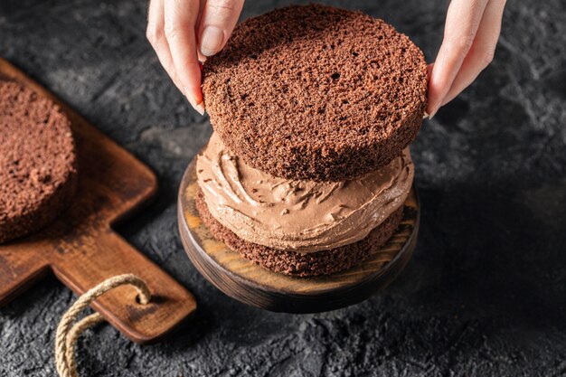 Alto ângulo do conceito de bolo de chocolate delicioso