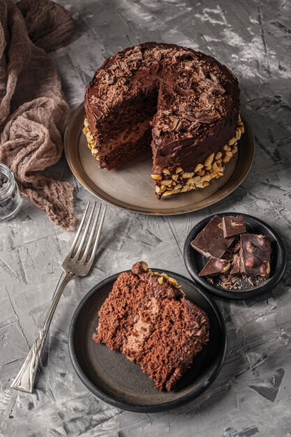 Alto ângulo do conceito de bolo de chocolate delicioso