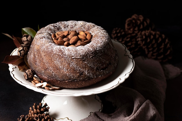 Alto ângulo do conceito de bolo de chocolate