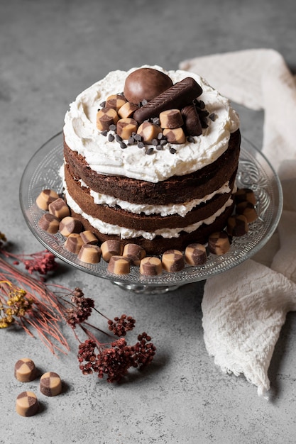 Alto ângulo do conceito de bolo delicioso
